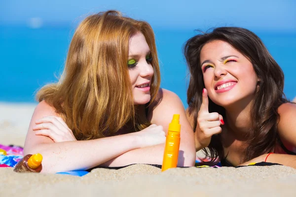 Girlfriends on the beach — Stock Photo, Image