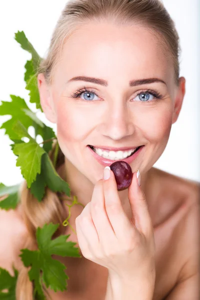 Flicka med druvor blad i hår — Stockfoto