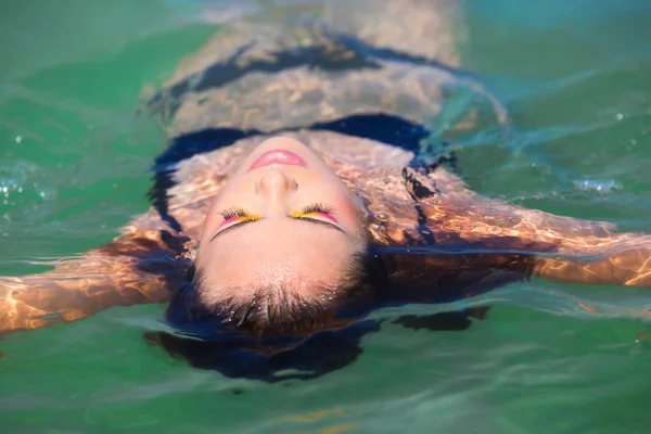 Fille sur la plage — Photo