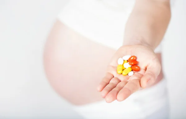 Kobieta w ciąży z tabletek — Zdjęcie stockowe