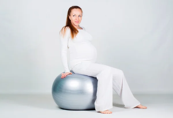 Terhes nő, fitt ball — Stock Fotó
