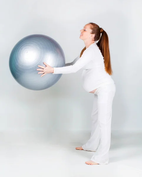 Mulher grávida com bola em forma — Fotografia de Stock