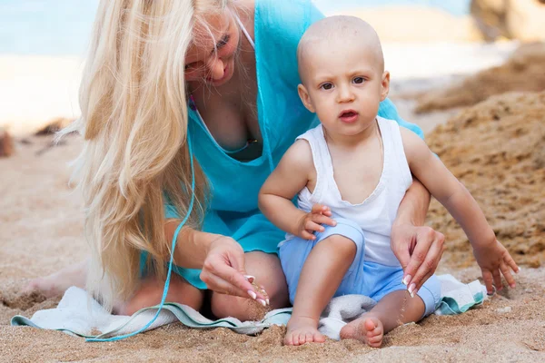 Madre con il suo bambino sulla spiaggia — Foto Stock