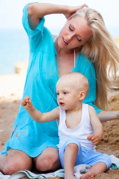 해변에서 아기와 함께 있는 어머니 — 스톡 사진