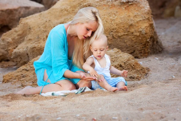 母親と赤ちゃんと一緒にビーチで — ストック写真