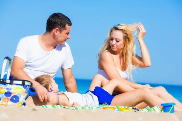 Familia en la playa — Foto de Stock