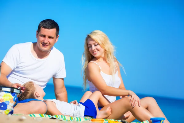 Familie am Strand — Stockfoto