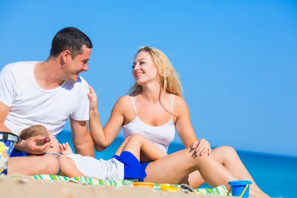 Famille sur la plage — Photo