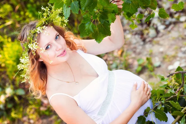 Gravid kvinna i gröna skogen — Stockfoto