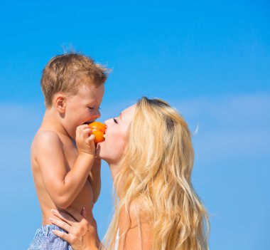 Anne ve oğlu açık oynayan