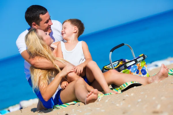 Familie am Strand — Stockfoto