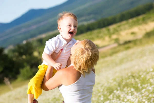 Familj på ängen — Stockfoto