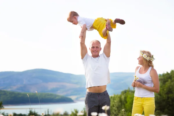 Familie op het weiland — Stockfoto