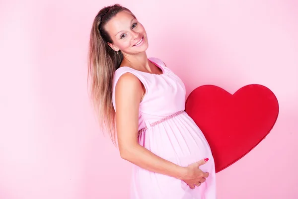 Zwangere vrouw in studio — Stockfoto