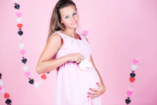 Беременная женщина в студии — стоковое фото
