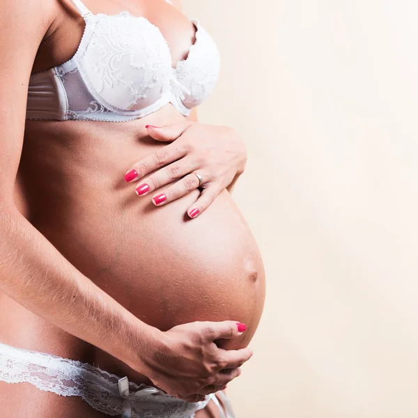 Zwangere vrouw in studio — Stockfoto