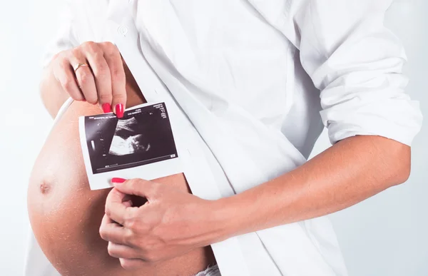 Zwangere vrouw in studio — Stockfoto