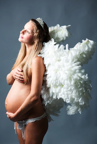 Mujer embarazada en el estudio — Foto de Stock