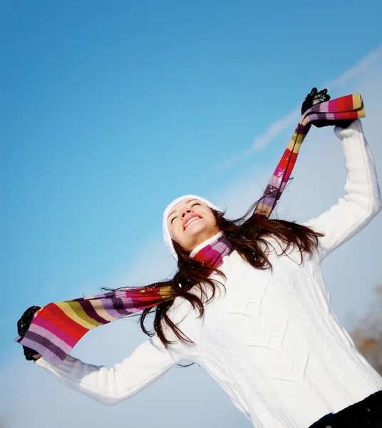 Flicka leker med snö — Stockfoto