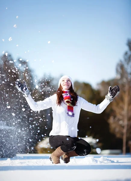 Menina brincando com neve — Fotografia de Stock