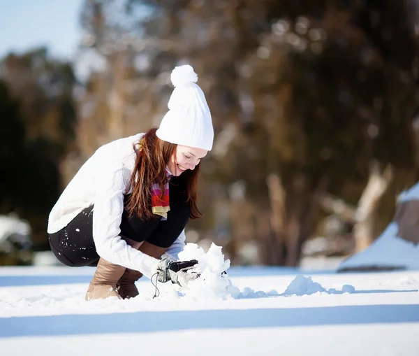 Meisje spelen met sneeuw — Stockfoto