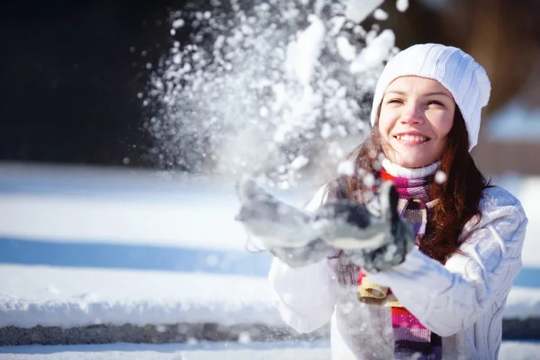 Meisje spelen met sneeuw — Stockfoto