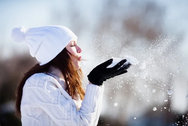 Flicka leker med snö — Stockfoto