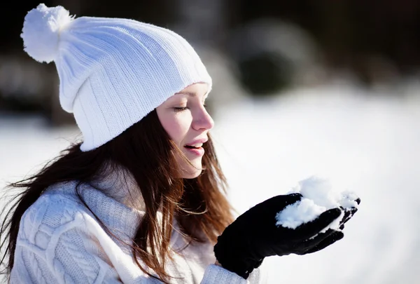 雪と遊ぶ女の子 — ストック写真