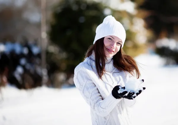 Dziewczyna bawi się śniegiem — Zdjęcie stockowe