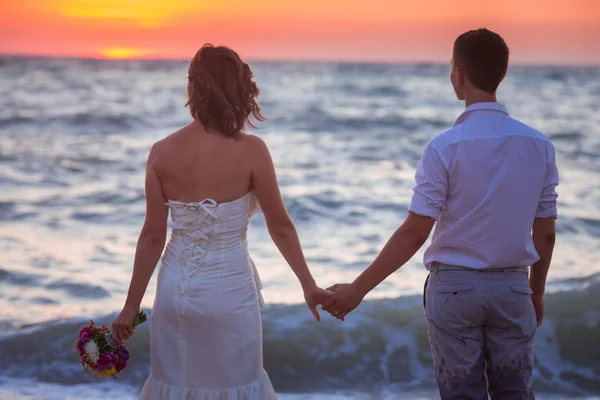 Koppel op het strand — Stockfoto