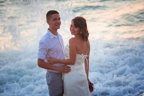 Casal na praia — Fotografia de Stock