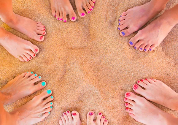 Женские ноги на песке — стоковое фото