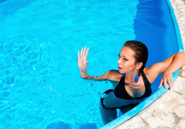 Κορίτσι στην πισίνα — Φωτογραφία Αρχείου