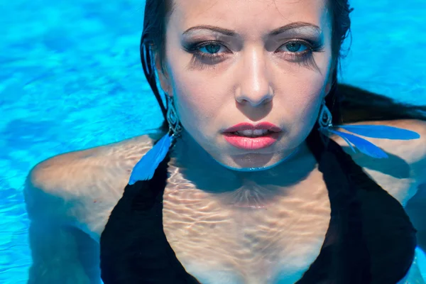 Menina na piscina — Fotografia de Stock