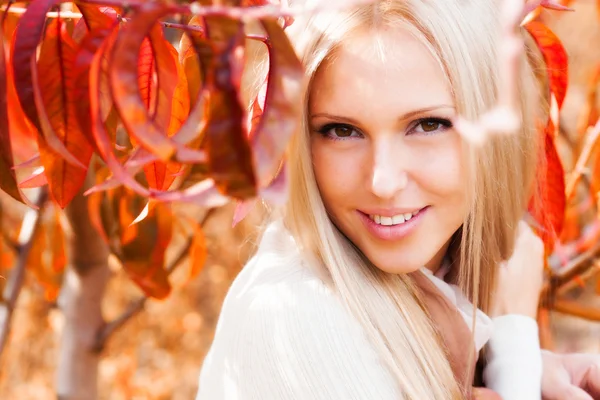 Vrouw in perzik tuin — Stockfoto