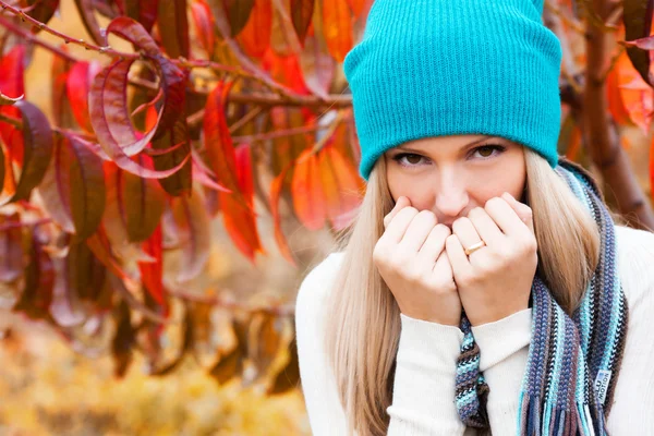 Vrouw in perzik tuin — Stockfoto