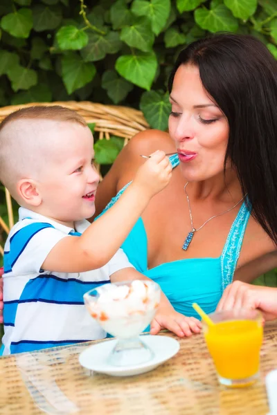 Mutter mit Sohn — Stockfoto