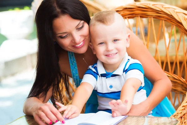 Mutter und Sohn lesen Buch — Stockfoto