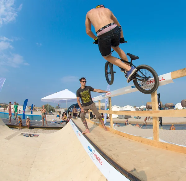 BMX Rider on ramp — Stock Photo, Image