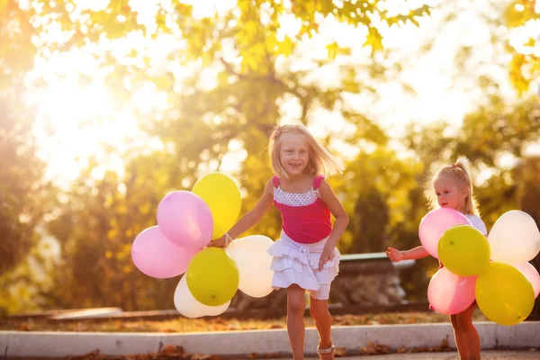 Parkta oynayan iki kız.