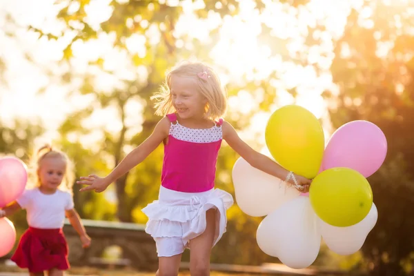 Zwei Mädchen spielen im Park — Stockfoto