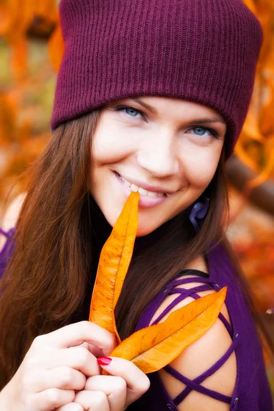 Meisje in perzik tuin — Stockfoto