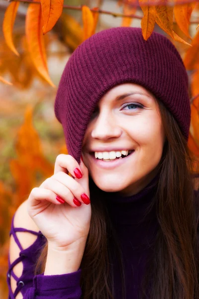 Şeftali bahçesinde kız