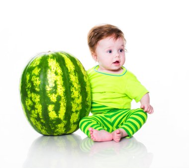 karpuz ile küçük çocuk
