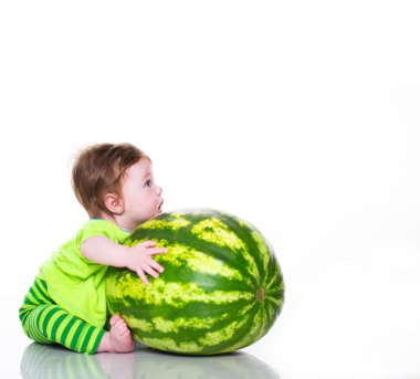 karpuz ile küçük çocuk