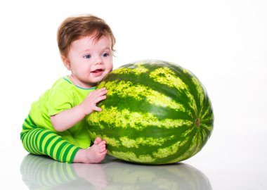 karpuz ile küçük çocuk