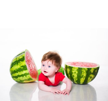 karpuz ile küçük çocuk