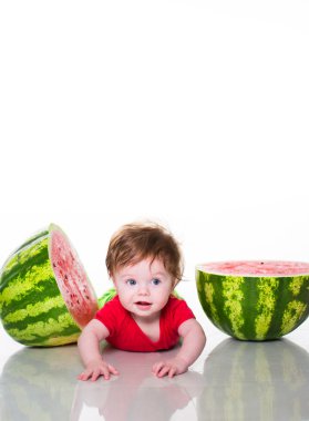 karpuz ile küçük çocuk