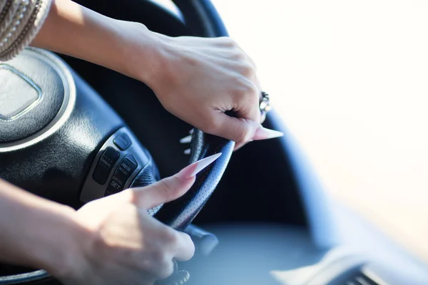 Hands on the steering wheel — Stock Photo, Image