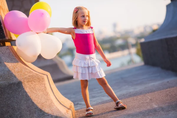 带气球的小女孩 — 图库照片